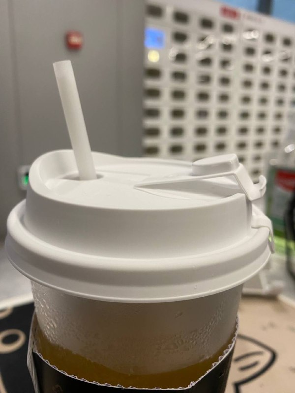 今天偶然发现买的奶茶杯子上居然在奶茶吸管盖有个小卡扣 ，真细致