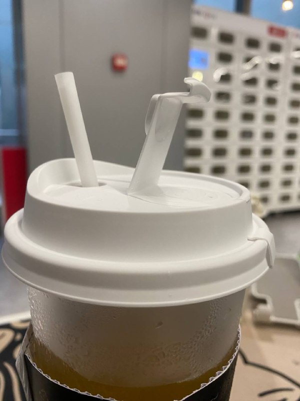 今天偶然发现买的奶茶杯子上居然在奶茶吸管盖有个小卡扣 ，真细致